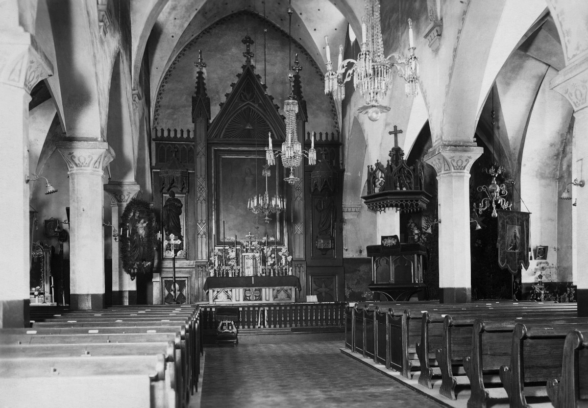 Интерьер церкви Святых Апостолов Петра и Павла в 1922 году